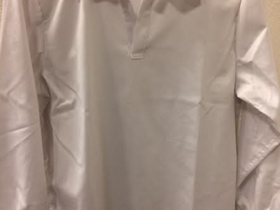 camisola blanca con solapa y puo elastico
